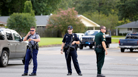 Agentes de Policía bloquean una carretera tras el tiroteo que ha tenido lugar cerca de la Comisaría central de Louisiana , EE.UU.- REUTERS / Joe Penney Agentes de Policía bloquean una carretera tras el tiroteo que ha tenido lugar cerca de la Comisaría central de Louisiana , EE.UU.- REUTERS / Joe Penney