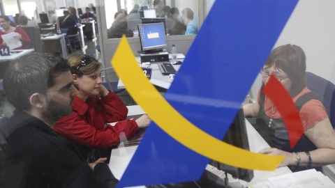 Una pareja consulta su declaración del IRPF en una Administración de la Agencia Tributaria. EFE Una pareja consulta su declaración del IRPF en una Administración de la Agencia Tributaria. EFE