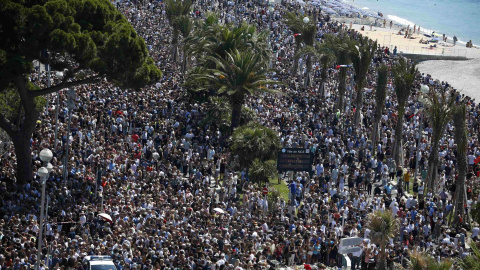 Centenares de personas guardan un minuto de silencio por las víctimas de la masacre de Niza en el Paseo de los Ingleses