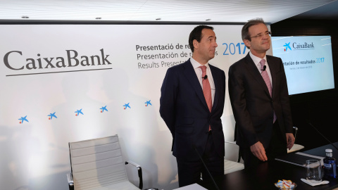 El conseejro delegado de Caixabank, Gonzalo Gortázar, y el presidente no ejecutivo, Jordi Gual, en la presentación de los resultados de la entidad en 2017. REUTERS El conseejro delegado de Caixabank, Gonzalo Gortázar, y el presidente no ejecutivo, Jordi Gual, en la presentación de los resultados de la entidad en 2017. REUTERS