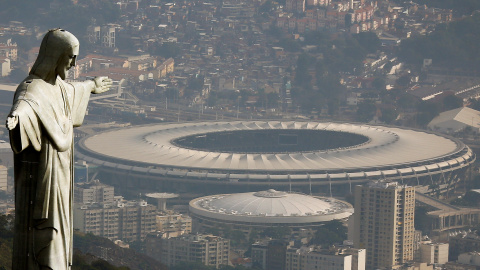 Una vista aérea muestra la estatua del Cristo Redentor con el estadio Maracaná de fondo , en Río de Janeiro, Brasil. REUTERS / Ricardo Moraes