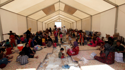 Los iraquíes desplazados que huyeron de Qayyara debido a la violencia del Estado Islámico se reúnen en un campo de refugiados en la zona Makhmour cerca de Mosul, Irak. REUTERS / Azad Laskari