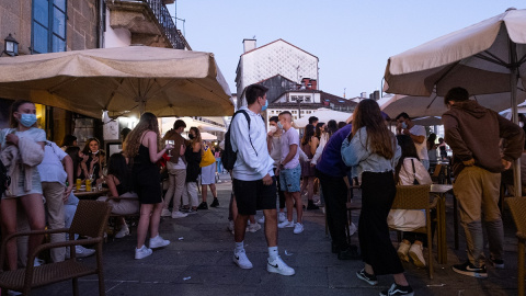 Varias personas durante el primer día de apertura de bares y cafeterías hasta la 1 de la madrugada, a 11 de junio de 2021, en Santiago de Compostela, Varias personas durante el primer día de apertura de bares y cafeterías hasta la 1 de la madrugada, a 11 de junio de 2021, en Santiago de Compostela,