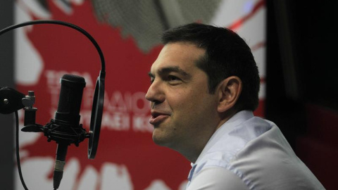 El primer ministro griego, Alexis Tsipras, durante una entrevista con la emisora de radio de Syriza Sto Kokkino, en Atenas, Grecia, hoy, 29 de julio de 2015. Tsipras reconoció hoy que si durante la maratoniana negociación con los líderes de El primer ministro griego, Alexis Tsipras, durante una entrevista con la emisora de radio de Syriza Sto Kokkino, en Atenas, Grecia, hoy, 29 de julio de 2015. Tsipras reconoció hoy que si durante la maratoniana negociación con los líderes de