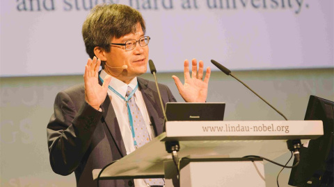 Diodos emisores de luz de distintos colores. La luz blanca fue posible gracias al led azul. Hiroshi Amano, durante su participación en el foro de premios Nobel de Lindau. - J. NIMKE /LINDAU NOBEL LAUREATE MEETINGS Diodos emisores de luz de distintos colores. La luz blanca fue posible gracias al led azul. Hiroshi Amano, durante su participación en el foro de premios Nobel de Lindau. - J. NIMKE /LINDAU NOBEL LAUREATE MEETINGS