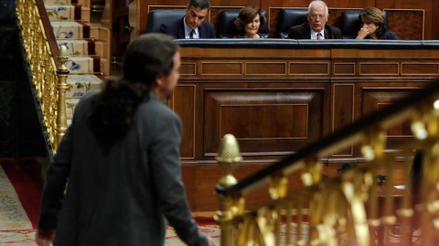 El líder de Unidas Podemos, Pablo Iglesias, pasa ante los miembros del Gobierno Pedro Sánchez (4d), Carmen Calvo (3d) y los ministros Josep Borrell (2d) y Dolores Delgado (d) al término de su réplica a la comparecencia del presidente del Go El líder de Unidas Podemos, Pablo Iglesias, pasa ante los miembros del Gobierno Pedro Sánchez (4d), Carmen Calvo (3d) y los ministros Josep Borrell (2d) y Dolores Delgado (d) al término de su réplica a la comparecencia del presidente del Go
