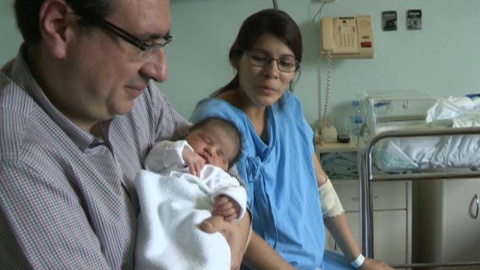 Carolina María Madrona Quispe ha llegado al mundo justo con las campanadas que marcaban el cambio del año, a las 00.00 horas en punto, con lo que esta zaragozana, segunda hija de Jesús y Verónica, se ha convertido en la primera bebé que ha Carolina María Madrona Quispe ha llegado al mundo justo con las campanadas que marcaban el cambio del año, a las 00.00 horas en punto, con lo que esta zaragozana, segunda hija de Jesús y Verónica, se ha convertido en la primera bebé que ha