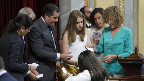 La sesión constitutiva del Congreso de la XII legislatura ha comenzado con la creación de la Mesa de Edad compuesta por las diputadas del PP María Teresa de Lara, del PSOE María Such y de Podemos, Nagua Alba./ EFE La sesión constitutiva del Congreso de la XII legislatura ha comenzado con la creación de la Mesa de Edad compuesta por las diputadas del PP María Teresa de Lara, del PSOE María Such y de Podemos, Nagua Alba./ EFE