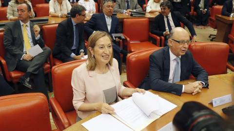 La ministra de Fomento en funciones, Ana Pastor, junto al ministro de Hacienda en funciones, Cristóbal Montoro, al inicio de la reunión plenaria del Grupo Popular en el Congreso de los Diputados./ EFE La ministra de Fomento en funciones, Ana Pastor, junto al ministro de Hacienda en funciones, Cristóbal Montoro, al inicio de la reunión plenaria del Grupo Popular en el Congreso de los Diputados./ EFE