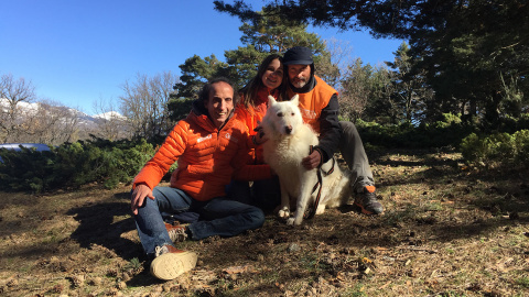 Miembros de El Refugio, con Balea, una perrita rescatada de la la 'finca de los horrores' en Villa del Prado. / EL REFUGIO Miembros de El Refugio, con Balea, una perrita rescatada de la la 'finca de los horrores' en Villa del Prado. / EL REFUGIO