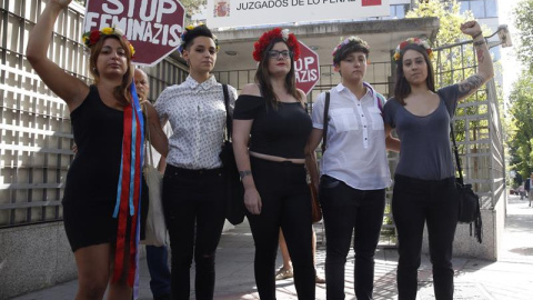 Cinco activistas de Femen, a su llegada al Juzgado de lo Penal número 19 de Madrid, donde se celebra hoy la vista oral contra ellas por irrumpir semidesnudas en una marcha antiabortista el 17 de noviembre de 2013 EFE/Kiko Huesca Cinco activistas de Femen, a su llegada al Juzgado de lo Penal número 19 de Madrid, donde se celebra hoy la vista oral contra ellas por irrumpir semidesnudas en una marcha antiabortista el 17 de noviembre de 2013 EFE/Kiko Huesca