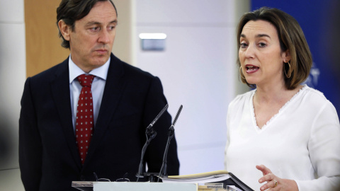 La alcaldesa de Logroño y vicepresidenta de la FEMP, Cuca Gamarra, junto al portavoz del Grupo Parlamentario Popular, Rafael Hernando, durante la rueda de prensa que ha ofrecido tras la reunión que han mantenido en el Congreso. EFE/Fernando
