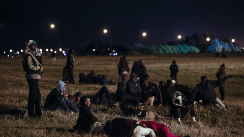 Migrantes esperan un tren para ir a Inglaterra. EFE/YOAN VALAT