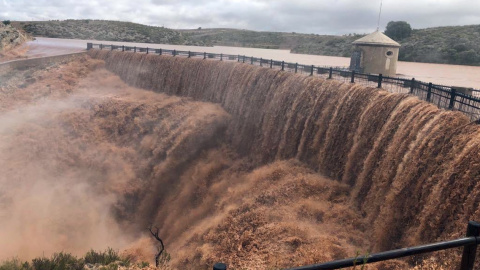 El pantano de Almansa, el más antiguo de Europa, desbordando agua a causa de la DANA. Foto: Javier Sánchez Roselló El pantano de Almansa, el más antiguo de Europa, desbordando agua a causa de la DANA. Foto: Javier Sánchez Roselló