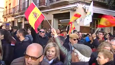 Gritos entre defensores y detractores en el aniversario de 'La toma de Granada' Gritos entre defensores y detractores en el aniversario de 'La toma de Granada'