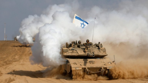 Soldados israelíes sobre vehículos blindados.- REUTERS Soldados israelíes sobre vehículos blindados.- REUTERS