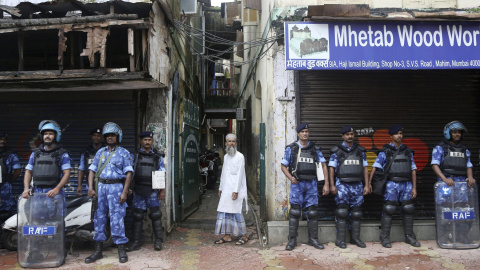 Policías indios vigilan cerca de la residencia de la familia de Yakub Memon en Bombay (India) hoy, 30 de julio de 2015. Las autoridades indias ejecutaron hoy a Yakub Memon, condenado a muerte por los atentados que en 1993 causaron 257 muert