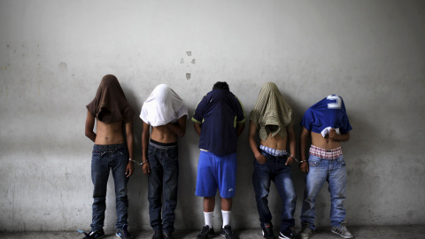 Presuntos miembros de 'la pandilla de la calle 18' en El Salvador se presentan a los medios de comunicación tras ser arrestados y acusados ​​por colaborar en los ataques organizados contra los conductores de autobús durante el tercer día de