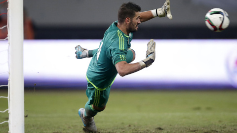 Iker Casillas para el balón en el Real Madrid - Milán, en Shanghai, 30 de julio, 2015. REUTERS/Aly Song