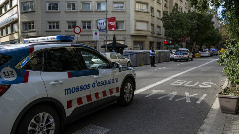 Los Mossos patrullan la zona donde se ha encontrado un cadáver en un contenedor del centro de Barcelona, a 29 de noviembre de 2022, en Barcelona. Los Mossos patrullan la zona donde se ha encontrado un cadáver en un contenedor del centro de Barcelona, a 29 de noviembre de 2022, en Barcelona.