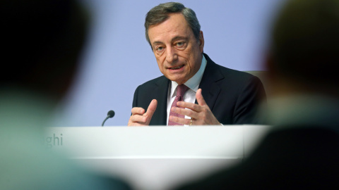 El presidente del BCE, Mario Draghi, en la rueda de prensa tras la reunión del Consejo de Gobierno del banco en la que se aprobó un nuevo paquete de medidas de estímulo económico. REUTERS/Ralph Orlowski El presidente del BCE, Mario Draghi, en la rueda de prensa tras la reunión del Consejo de Gobierno del banco en la que se aprobó un nuevo paquete de medidas de estímulo económico. REUTERS/Ralph Orlowski