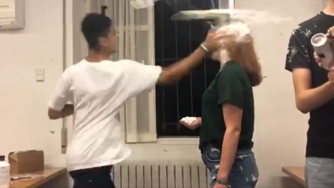 Un estudiante propina una fuerte bofetada a una alumna en una novatada grabada en vídeo. / TWITTER Un estudiante propina una fuerte bofetada a una alumna en una novatada grabada en vídeo. / TWITTER