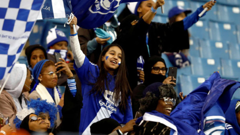 Mujeres asisten a un partido de fútbol en el estadio Rey Fahd de Riad, en Arabia Saudí. / REUTERS Mujeres asisten a un partido de fútbol en el estadio Rey Fahd de Riad, en Arabia Saudí. / REUTERS