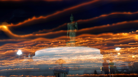 Un grupo de budistas rodean con velas una estatua de Buddah durante el Asanha Puja, en un templo en la provincia de Nakhon Pathom, a las afueras de Bangkok. REUTERS/Chaiwat Subprasom