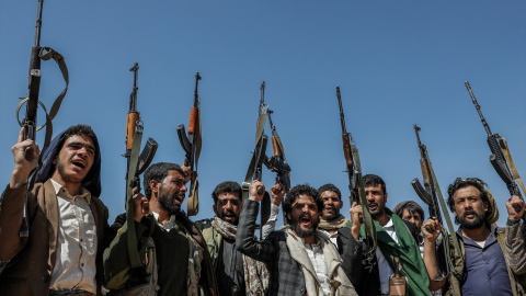 Milicianos de los rebeldes hutíes de Yemen, durante una manifestación contra la injerencia de EEUU en Oriente Medio. Milicianos de los rebeldes hutíes de Yemen, durante una manifestación contra la injerencia de EEUU en Oriente Medio.