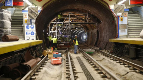 Obras de mejora de la Línea 1 de Metro en la estación de Tribunal. Los trabajos de mejora que afectan a 25 de sus 33 estaciones. EFE/J.P.Gandul