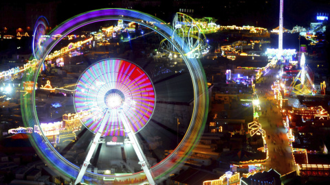 Imagen facilitada hoy, 31 de julio de 2015, que muestra una noria iluminada durante el Día del Arco Iris en Hamburgo (Alemania) ayer. EFE/Henrik Josef Boerger