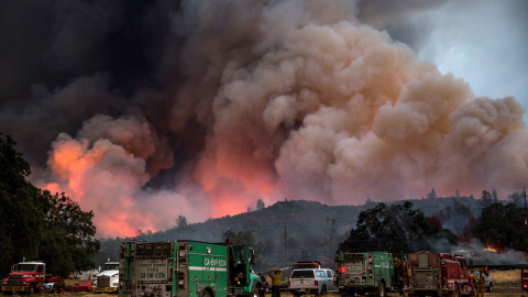 Los bomberos observan el avance del incendio en California. El incendio bautizado como "Fuego Rocky" estalló el miércoles por la tarde en el condado de Lake, a 180 km al norte de San Francisco. El jueves por la mañana se había extendido a 3