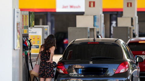 16/08/2019. - Una mujer echa gasolina en sus coches en una gasolinera de Madrid. / Jesús Hellín Europa Press 16/08/2019. - Una mujer echa gasolina en sus coches en una gasolinera de Madrid. / Jesús Hellín Europa Press