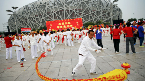 Gente celebrando que Beijing haya sido elegida como sede de los Juegos Olímpicos de Invierno 2022, que se celebrarán en el estadio olímpico Nido de Pájaro en Pekín, 31 de julio de 2015. REUTERS / Damir Sagolj