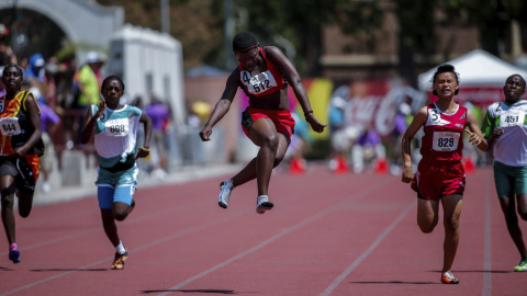 La malauí Agnes Lekaleka (centro), salta tras cruzar la línea de meta en la final femenina de 100 metros durante los Mundiales de Verano de los juegos Special Olympics en Los Ángeles (California) ayer, 30 de julio de 2015. Los 6500 atletas 