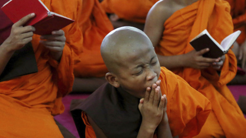 Monjes participan en los rezos de "Guru Purnima" en Bangalore (India) hoy, 31 de julio de 2015. El festival "Guru Purnima" se celebra tradicionalmente por hindúes y budistas durante el día de luna llena en el mes de Asad (julio-agosto). EFE