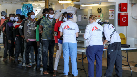 Imagen recurso de tres trabajadoras de Médicos Sin Fronteras atendiendo a varias personas. - Reuters Imagen recurso de tres trabajadoras de Médicos Sin Fronteras atendiendo a varias personas. - Reuters