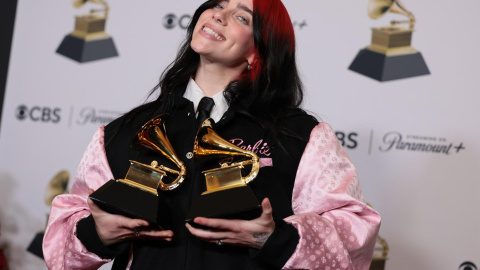 Billie Eilish pos con sus premios a la Canción del Año y Mejor Canción escrita por un medio visual.