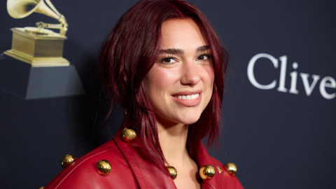 Dua Lipa inauguró los Grammy con su canción 'Training Season'.