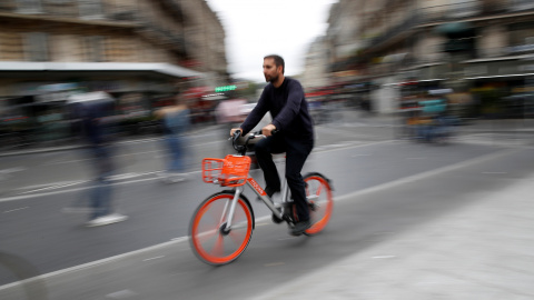 Un hombre circula en bicicleta por una calle de París, una de las alternativas de circulación debido a la huelga de transportes que vive la capital francesa. /REUTERS Un hombre circula en bicicleta por una calle de París, una de las alternativas de circulación debido a la huelga de transportes que vive la capital francesa. /REUTERS