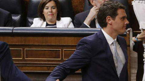 El presidente de Ciudadanos, Albert Rivera (d), pasa por delante de los escaños del presidente del Gobierno en funciones, Mariano Rajoy (detrás-d), y la vicepresidenta en funciones, Soraya Sáenz de Santamaría, en la constitución del Congres El presidente de Ciudadanos, Albert Rivera (d), pasa por delante de los escaños del presidente del Gobierno en funciones, Mariano Rajoy (detrás-d), y la vicepresidenta en funciones, Soraya Sáenz de Santamaría, en la constitución del Congres