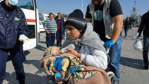 Una mujer da de comer a su hijo mientras es trasladada a un 'hotspot' en Moria, Grecia. - AFP Una mujer da de comer a su hijo mientras es trasladada a un 'hotspot' en Moria, Grecia. - AFP