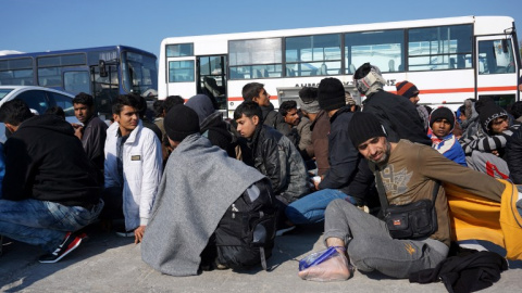 Migrantes y refugiados esperan a ser recogidos en autobuses para entrar en el 'hotspot' de Moria, en Grecia. - AFP Migrantes y refugiados esperan a ser recogidos en autobuses para entrar en el 'hotspot' de Moria, en Grecia. - AFP