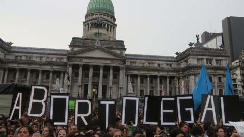 Cientos de personas se manifiestan para pedir el aborto seguro en Buenos Aires hace unos días. EFE/Javier Caamaño Cientos de personas se manifiestan para pedir el aborto seguro en Buenos Aires hace unos días. EFE/Javier Caamaño