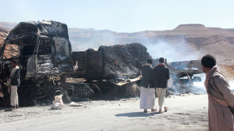 Varios yemeníes inspeccionan los daños producidos por  un ataque aéreo de la coalición liderada por Arabia Saudita. REUTERS / Stringer