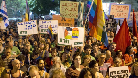 Cientos de personas toman parte en una manifestación contra los ataques a la comunidad gay en Israel. - EFE Cientos de personas toman parte en una manifestación contra los ataques a la comunidad gay en Israel. - EFE