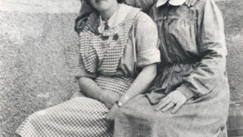 Esperanza Martínez, Remedios Montero y Amada Martínez, en la cárcel de Valencia, en 1956. / AGE