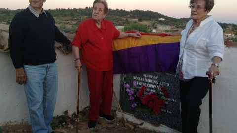 Quico, Amada y Esperanza Martínez, en 2015, posan en el lugar donde fue enterrado su padre, Nicolás. / AGE