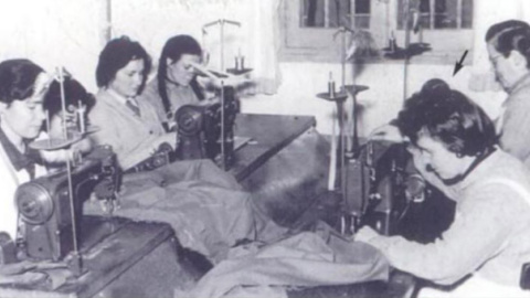 Esperanza Martínez, en un taller de la cárcel de Alcalá de Henares, en 1962. / AGE