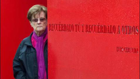 Esperanza Martínez, en 2011, ante el verso de Luis Cernuda que dará título a reedición de su biografía. / J. NAVARRO (PÚBLICO)